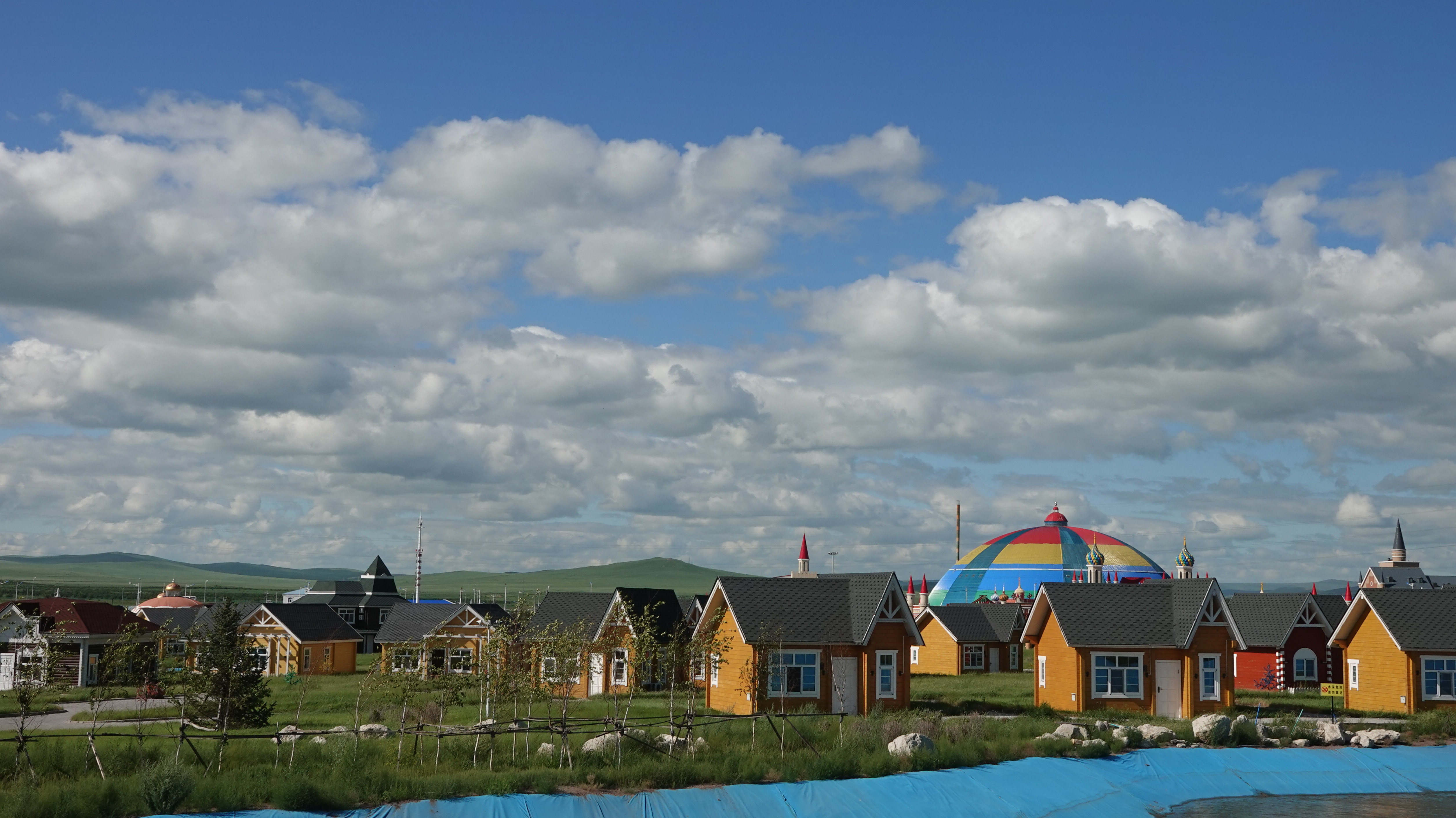 内蒙古满洲里蒙根花布拉格风情小镇上的小木屋