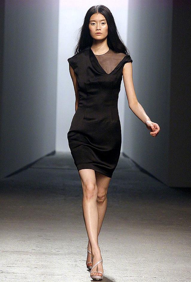 哪有什么天然高级脸?看看奚梦瑶早期走秀图,真心get不到颜值