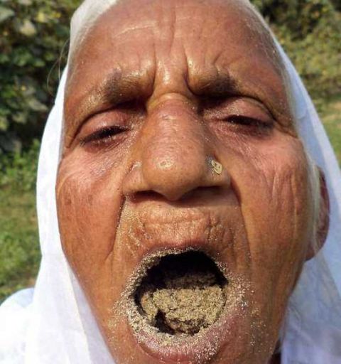 印度奇人老太称吃砂长寿,一吃就是60年