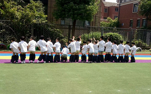 无锡一幼儿园拍"露屁股"毕业照 园方:系家长提议拍摄