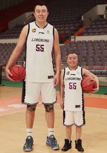 功夫熊猫大韩的娱乐精神和小巨人潘长江的篮球梦
