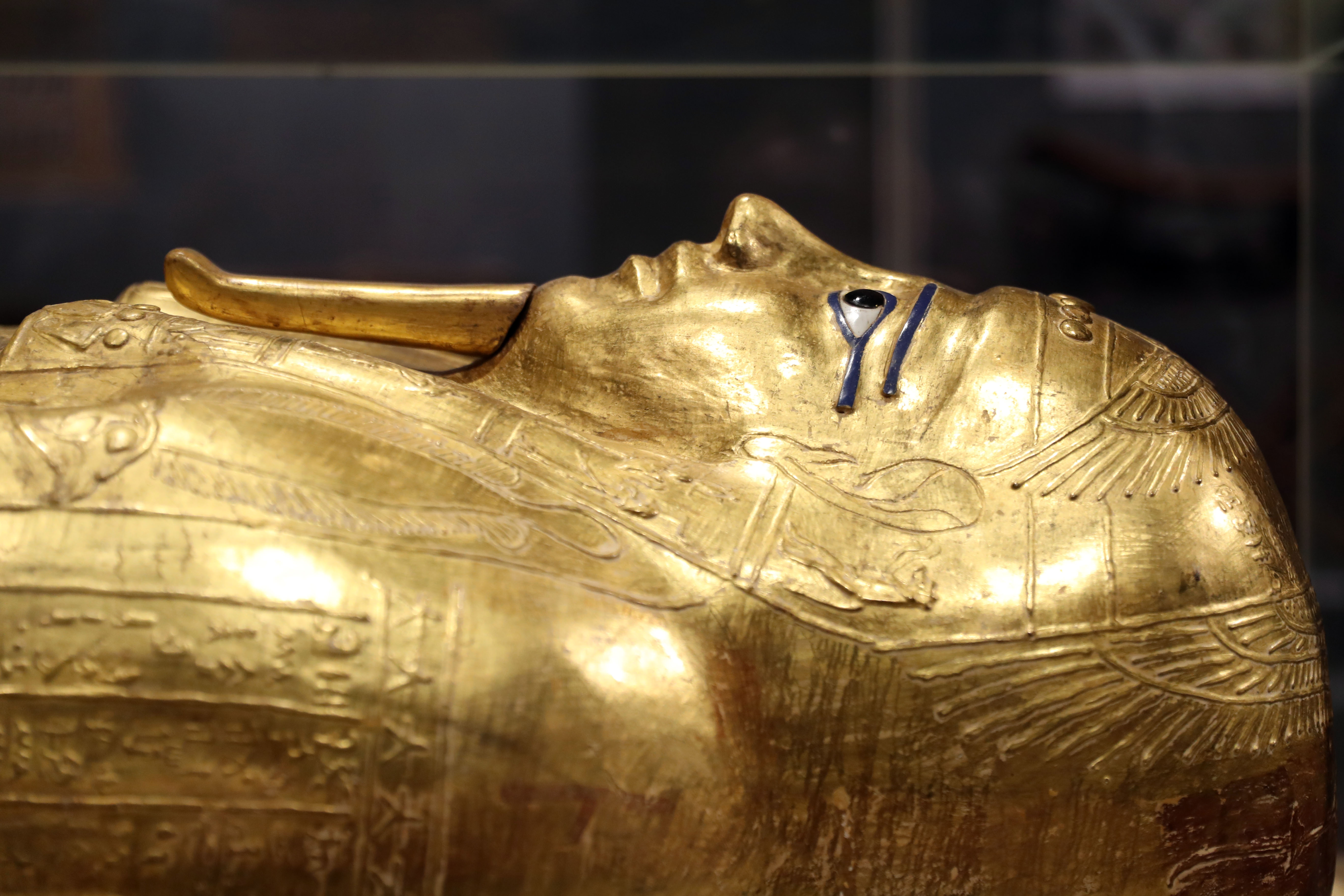 埃及展出被归还的古埃及祭司镀金棺