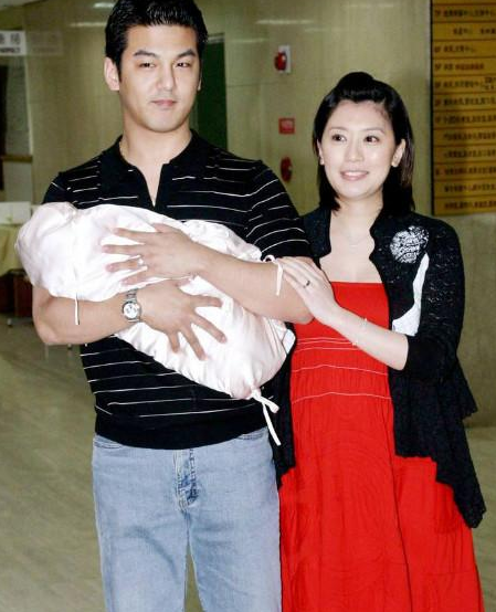 女明星产后出院,蔡少芬最真实,最后一位一点不像刚生完孩子一样