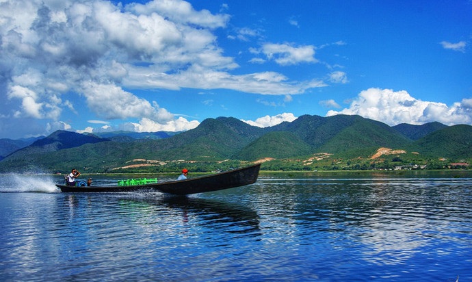 茵莱湖位于缅甸北部掸邦高原的良水盆地,是缅甸的第二大淡水湖