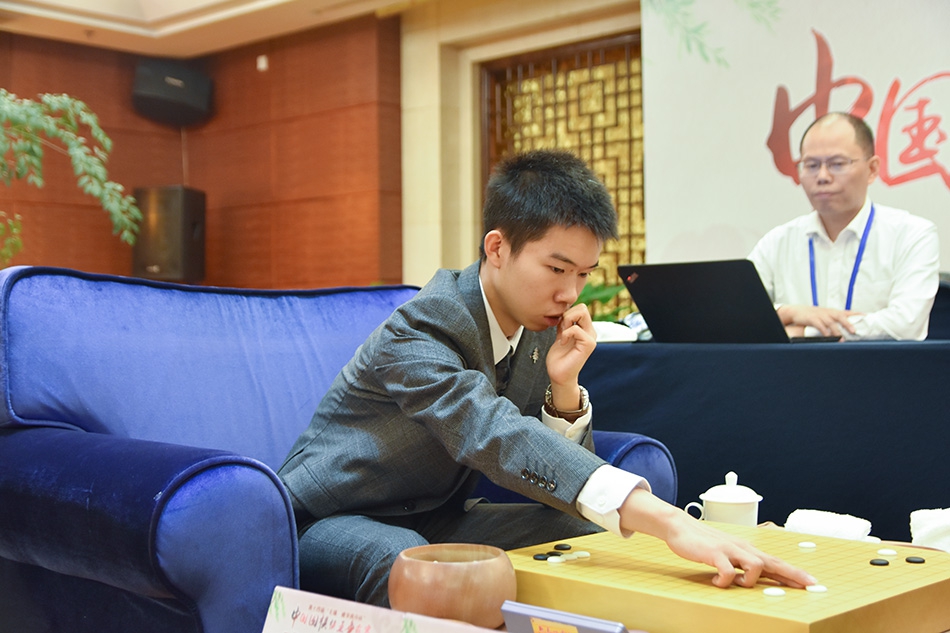 12月5日,第14届威孚房开杯中国围棋棋王争霸赛决赛在无锡华美达广场