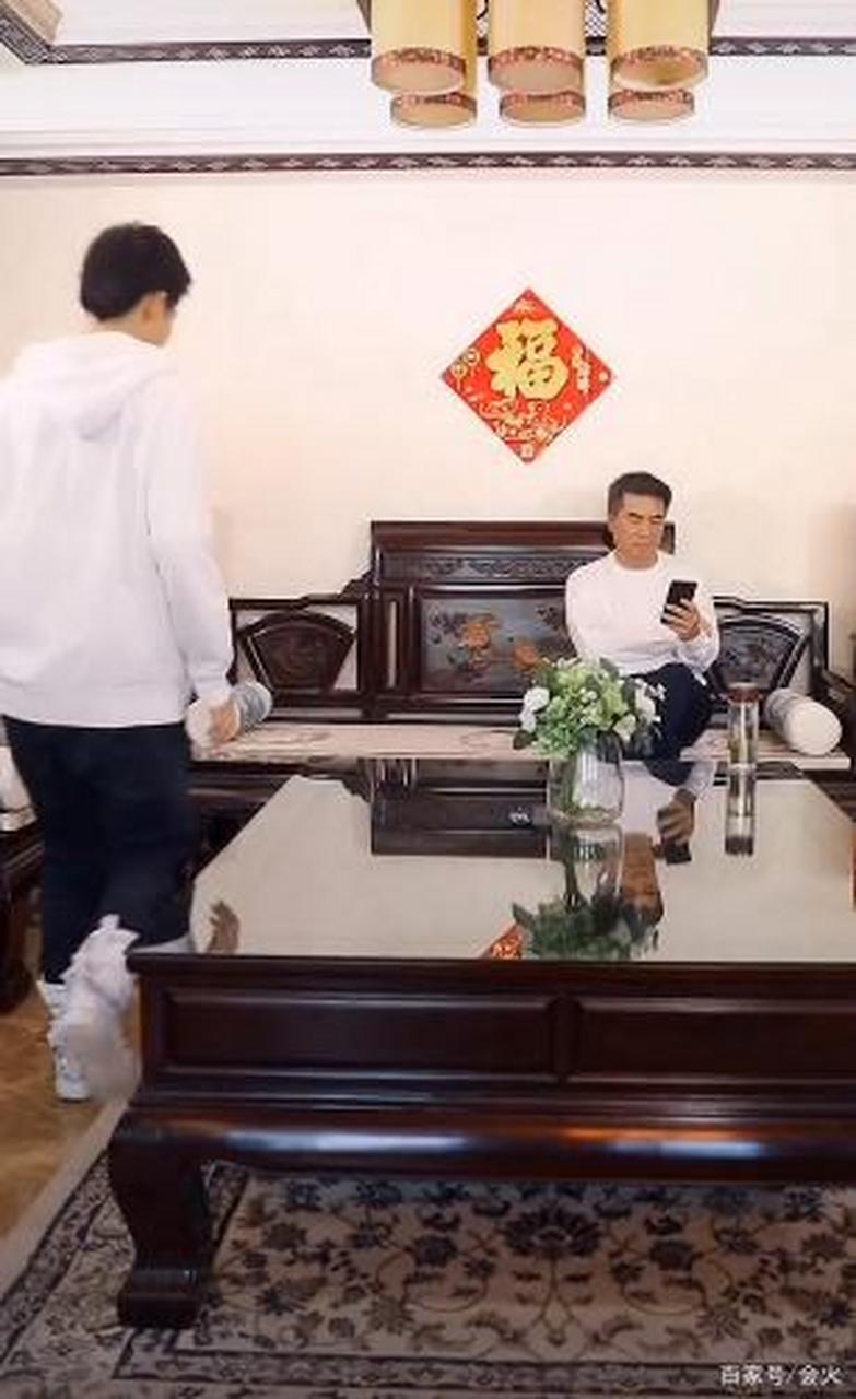 老戏骨廖京生豪宅曝光!沙发就值20万!