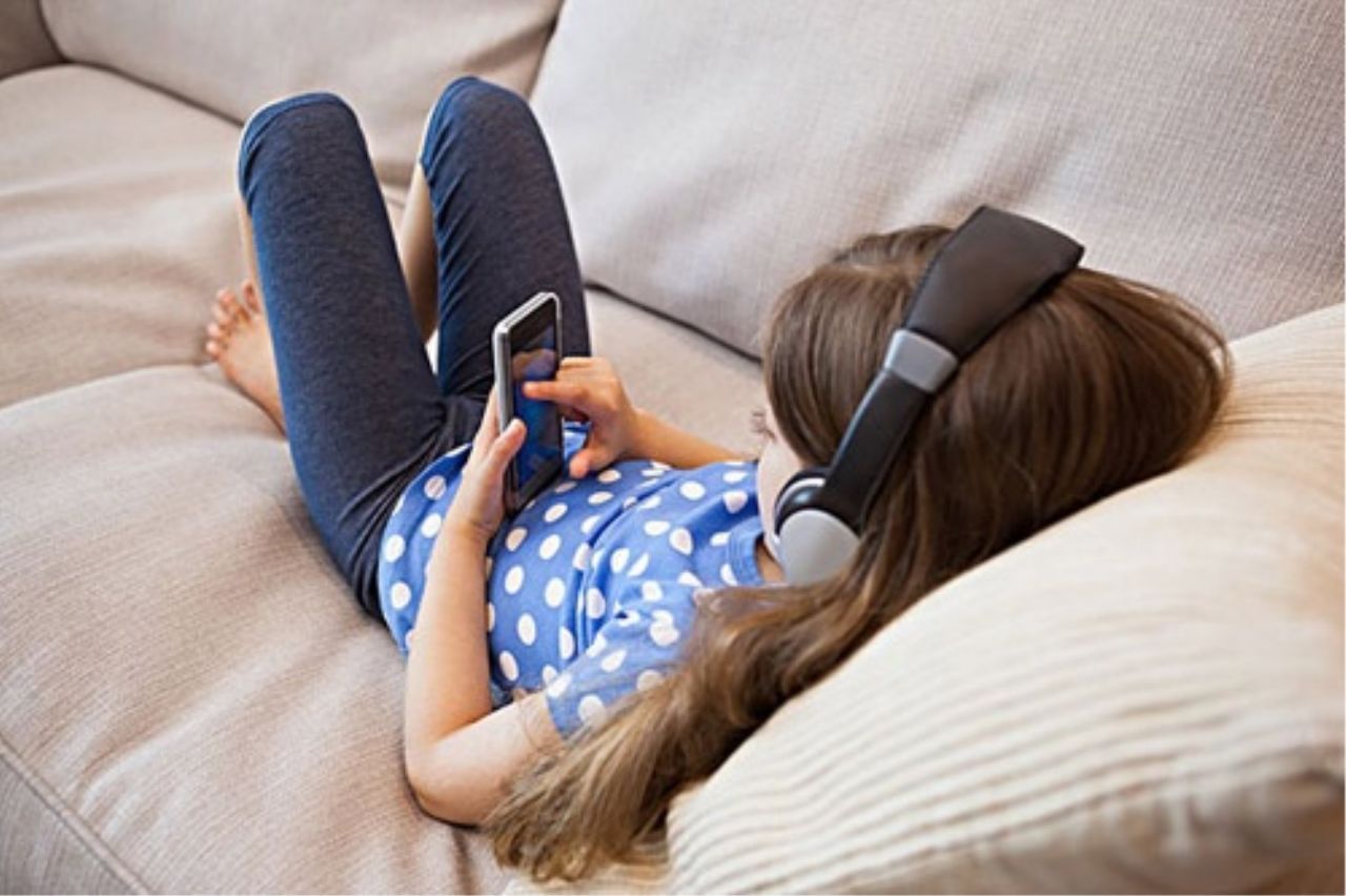 放假孩子玩手机的2大危害,家长一定要控制好