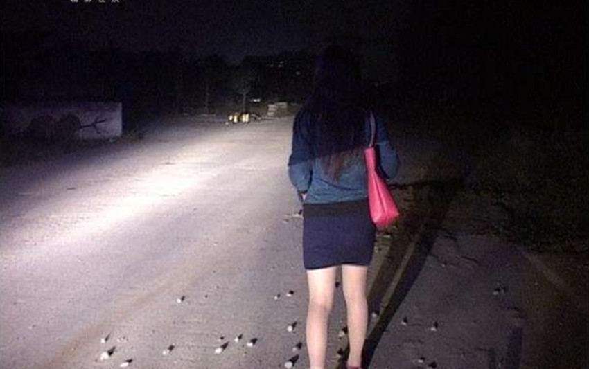 农村老人常嘱咐,走夜路时千万别做这3件事,这是不是迷信?