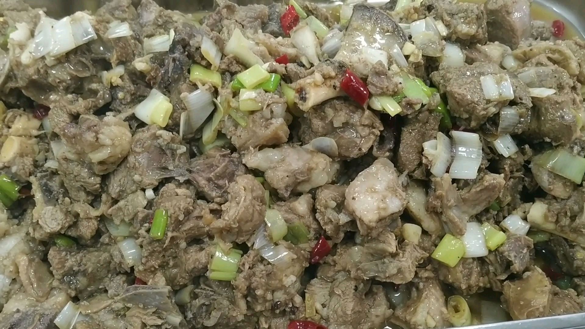 内蒙大草原炖羊肉,具有相当特色的做法。值得我们收藏