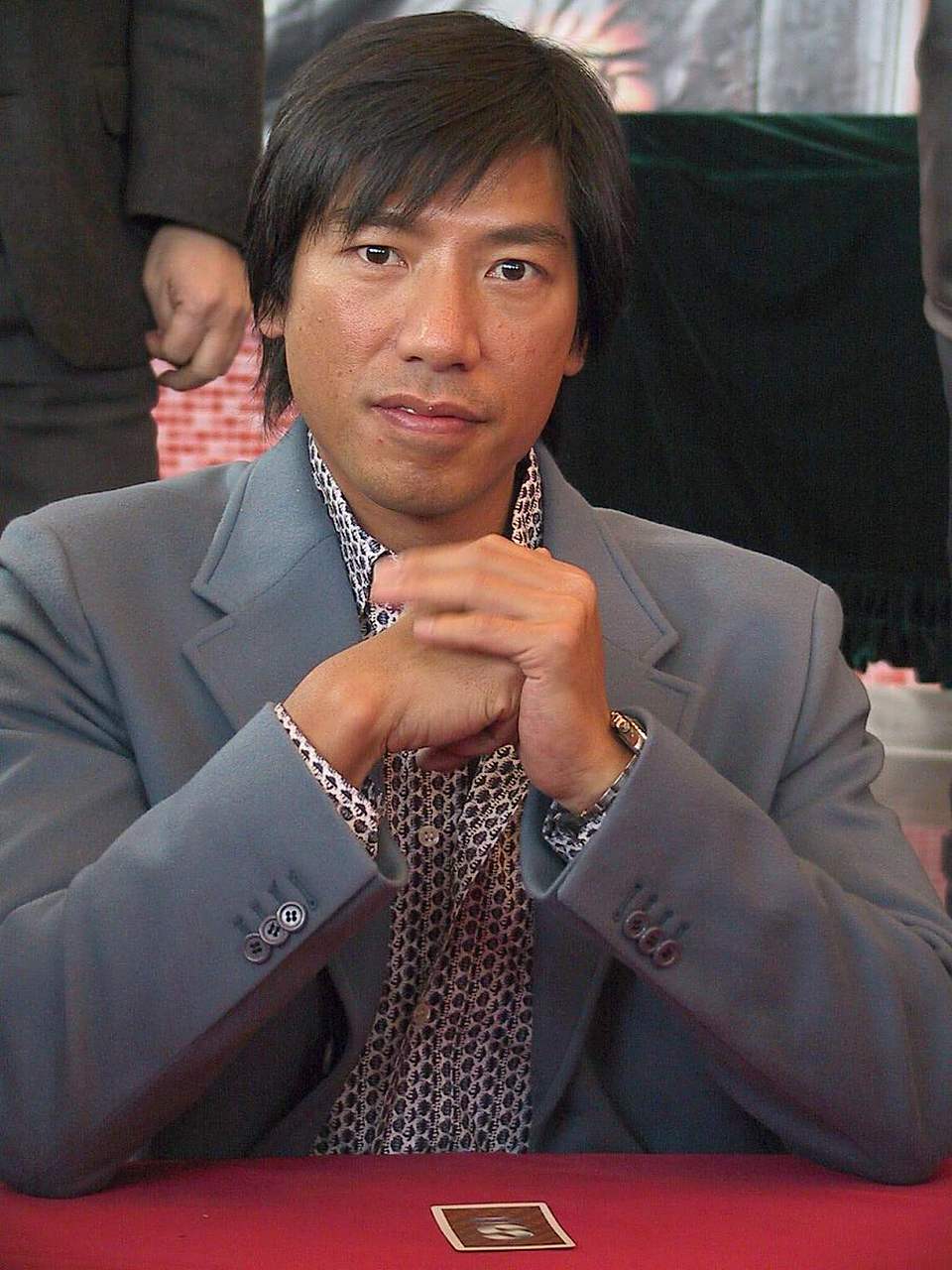 香港演员张耀扬在拍古惑仔3只手遮天时,被导演要求摔关公像.