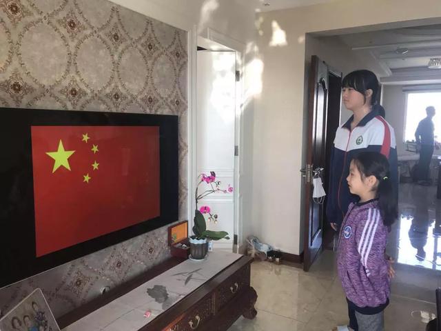 宅不住爱国心!奎文圣卓校长隔空演讲同师生一起向国致敬