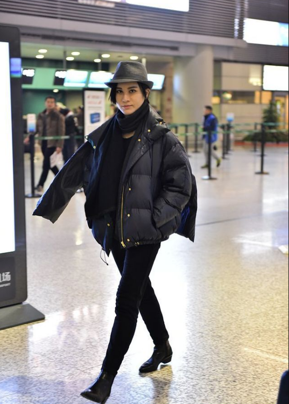 尚雯婕现机场,三只袖子太扎眼,网友:还能不能好好穿衣了?