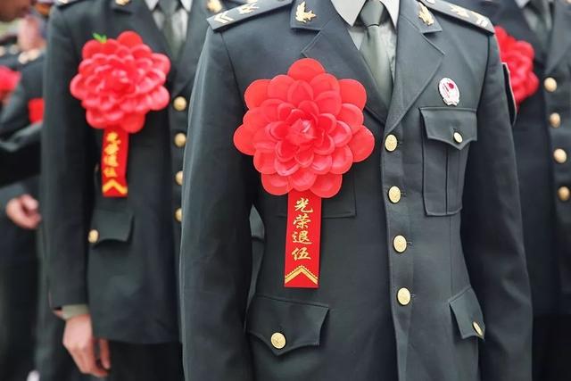 "迟到"的退役仪式上感人一幕,女士官2岁宝宝见证妈妈光荣退役