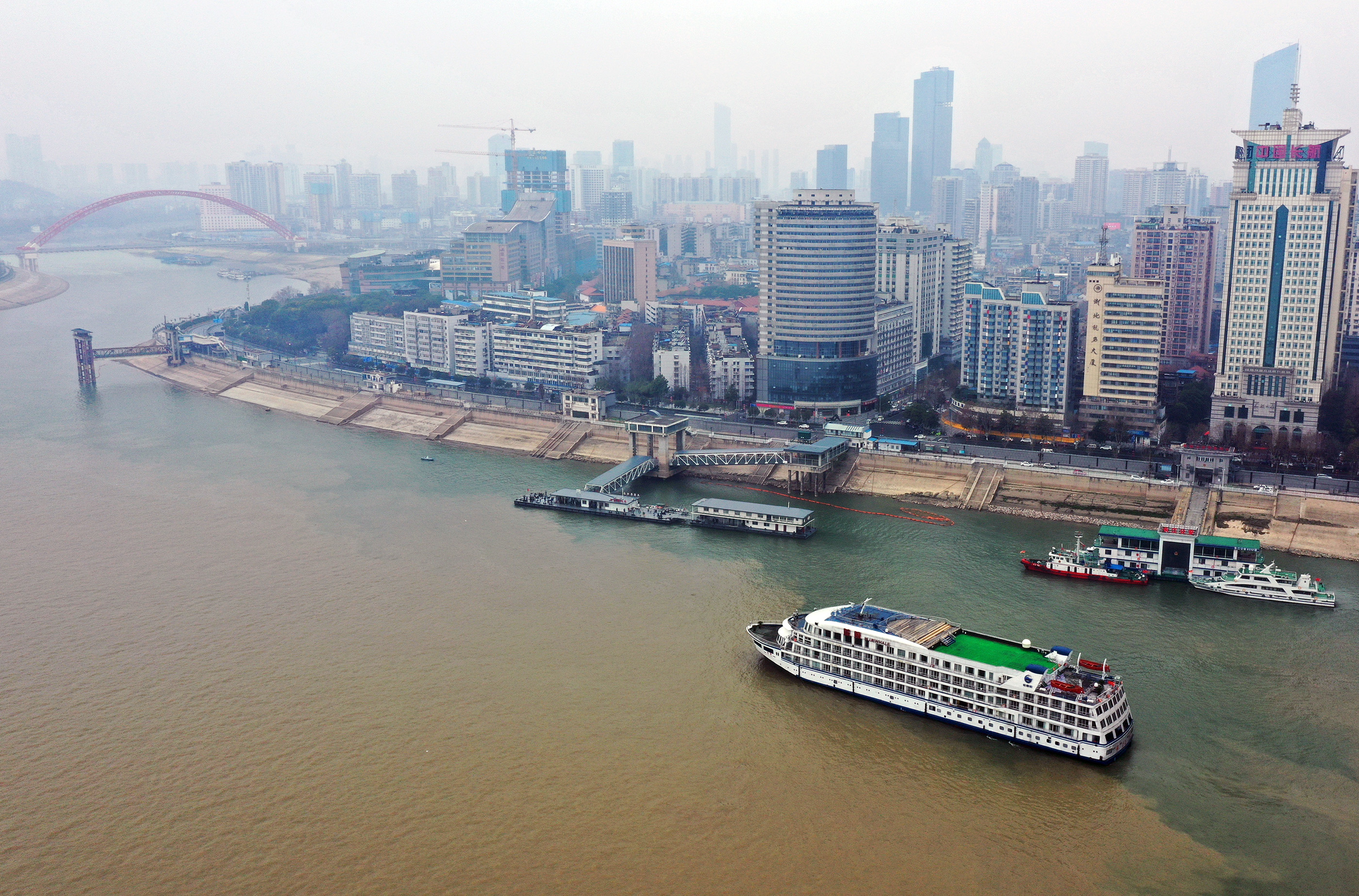 首艘支援武汉的"蓝鲸"号游轮抵达武汉