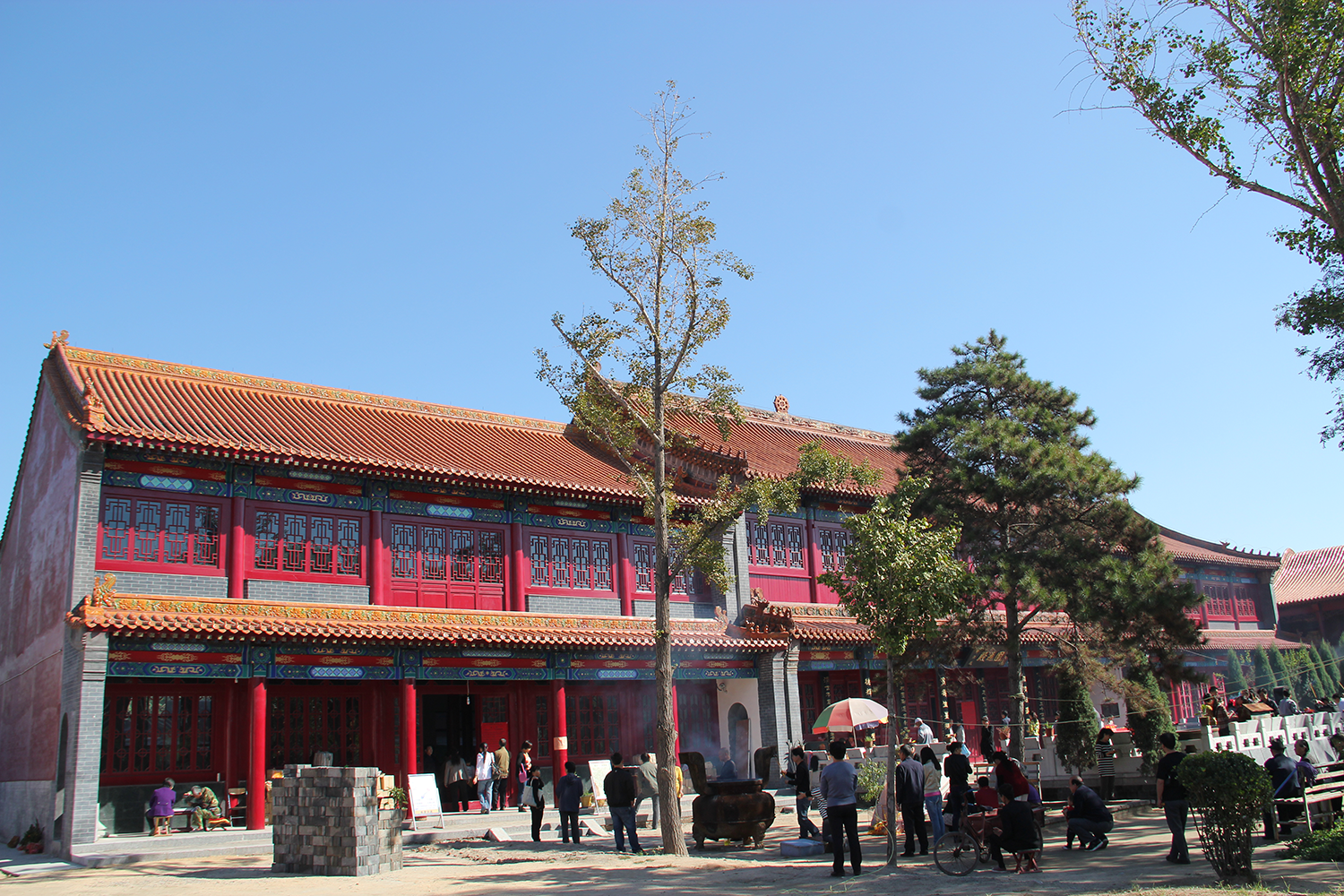 1998年3月26月,在寺内大雄宝殿之后开始动工兴建圆通殿,藏经楼,东