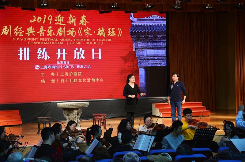 演员在台上少唱了一段,观众没有喊退票,反而笑了