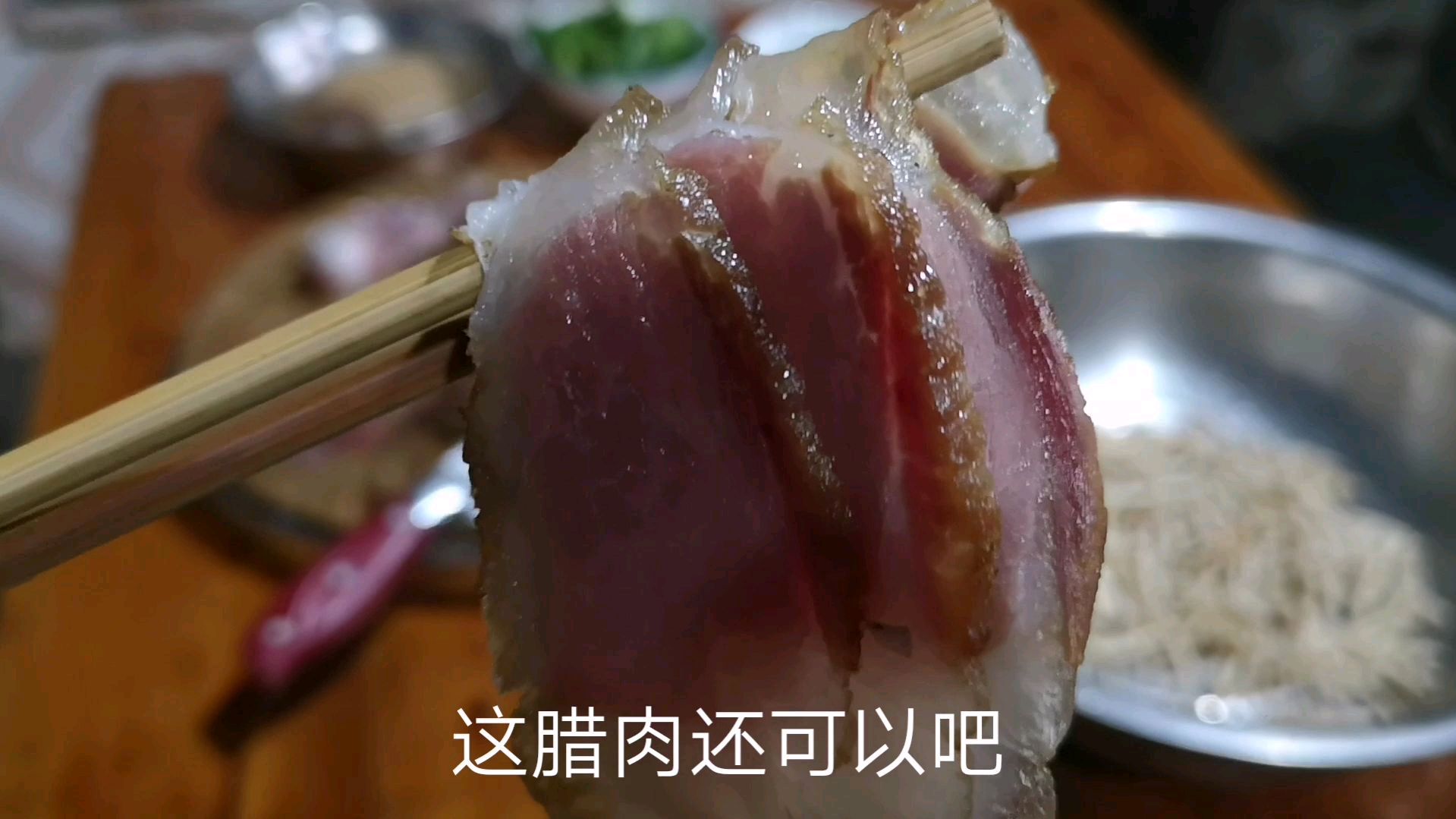 适合这个季节的菜“折耳根炒腊肉”,腊肉咸香,折耳根软糯