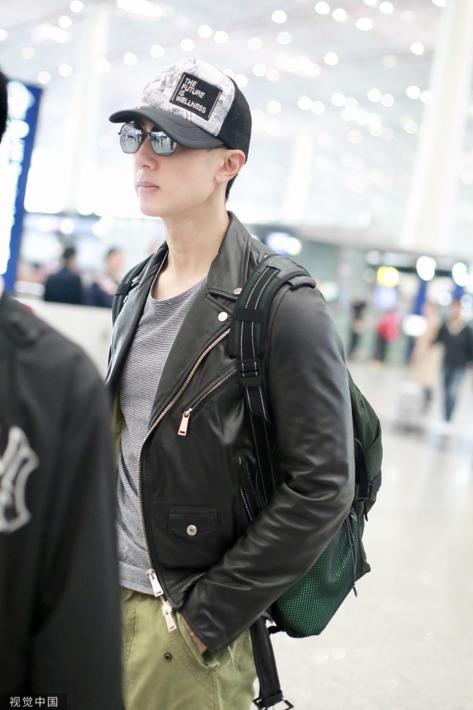 组图:吴尊背双肩包斜戴鸭舌帽青春感爆棚 架黑超赶路潮范十足