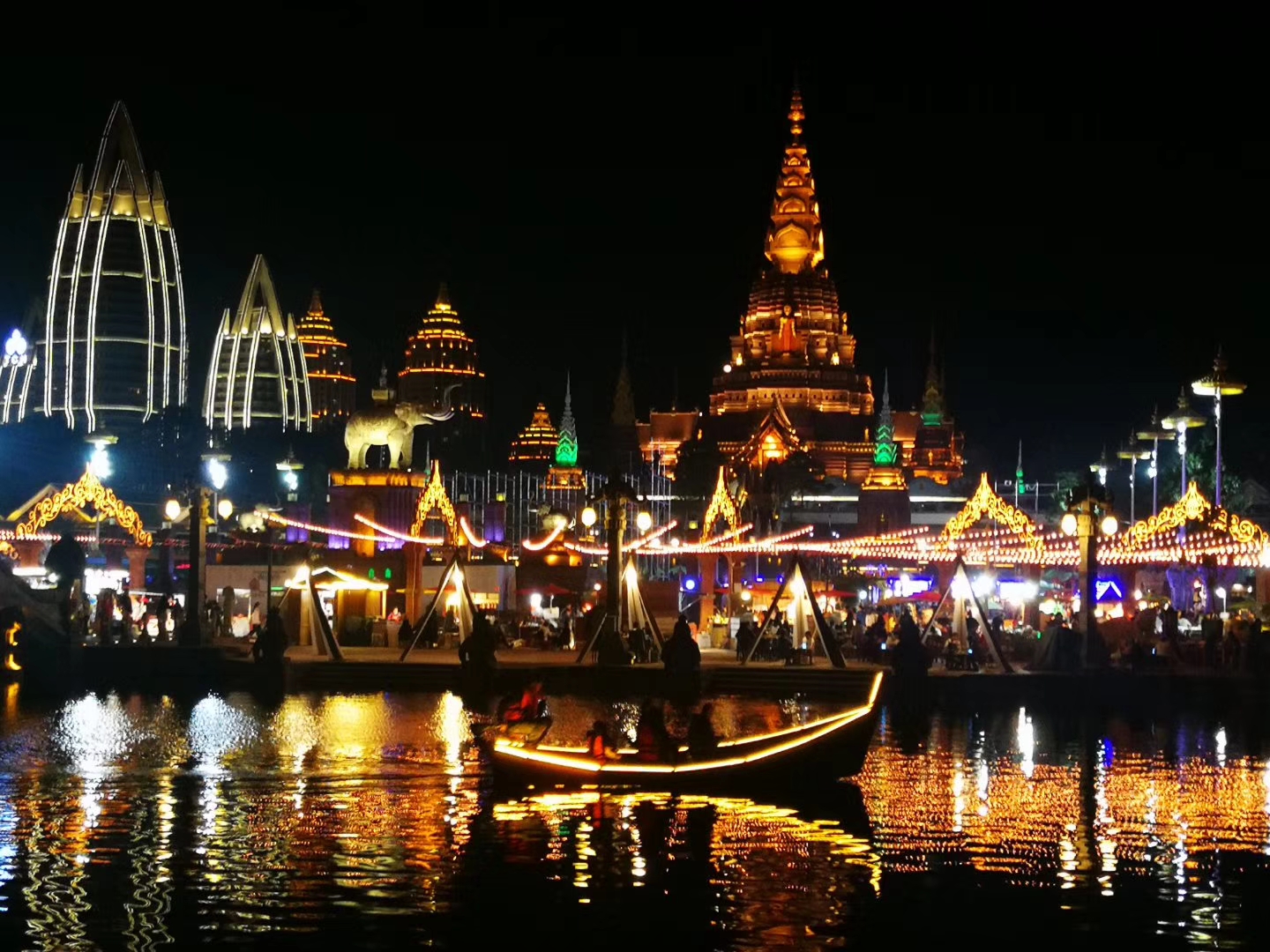 美图|夜幕下的西双版纳告庄西双景湄公河两岸