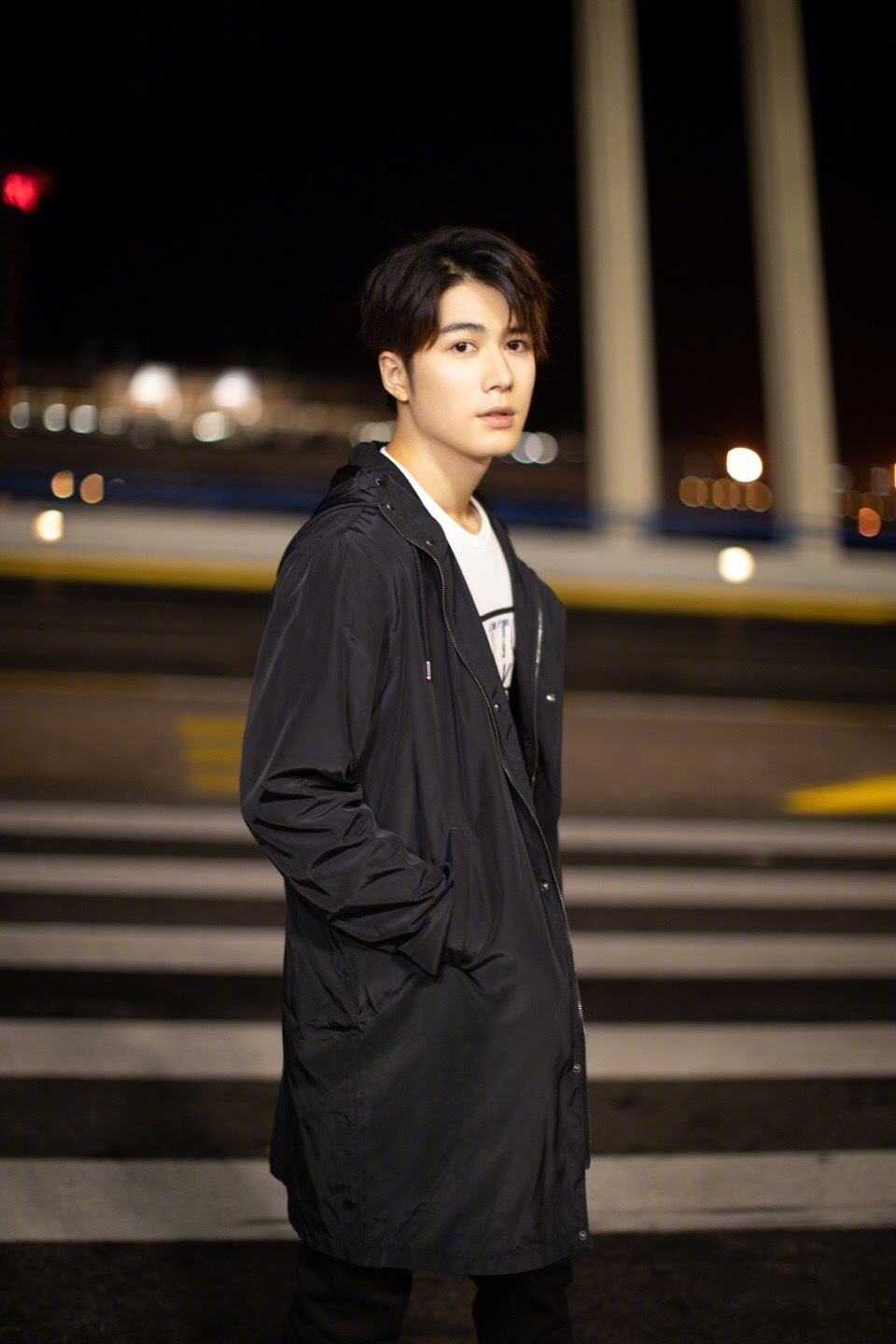 羽绒服已经过时了,现在流行陈学冬的"棉被服",看着都暖和