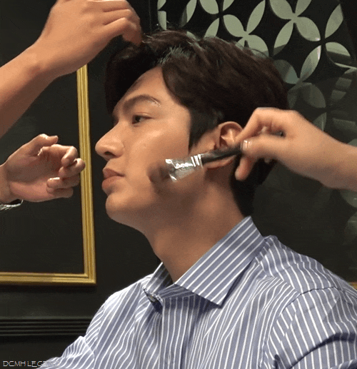 细细看李敏镐的脸的机会 想当哥哥的粉扑和化妆刷!或者化妆师也行啊!