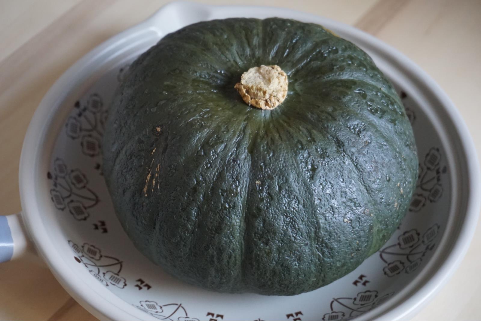 一个贝贝南瓜蒸熟,放入蒸箱蒸20分钟,或者放入蒸锅蒸也是可以的.