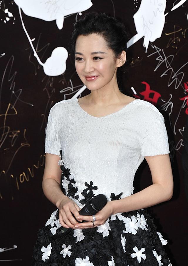 许晴是演员,演了大半辈子的戏,在荧屏中塑造了很多经典的人物形象