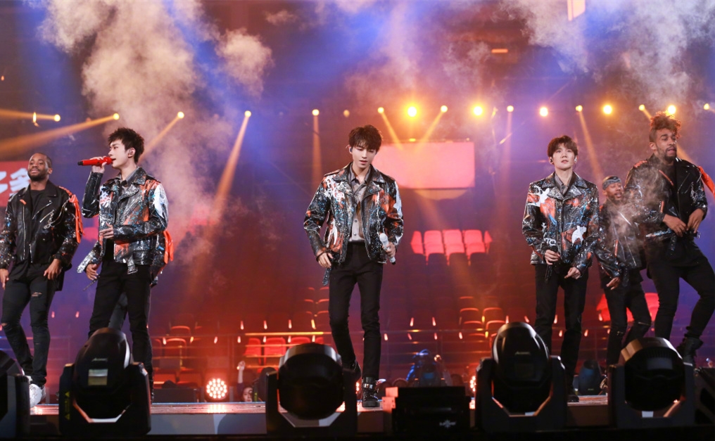 tfboys穿银色衬衫太帅了,同款皮衣穿出不同风格,少年感十足