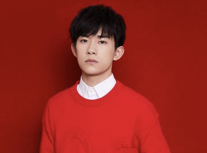 易烊千玺,一个可以完美驾驭红色的男生,一个跳舞很酷的歌手