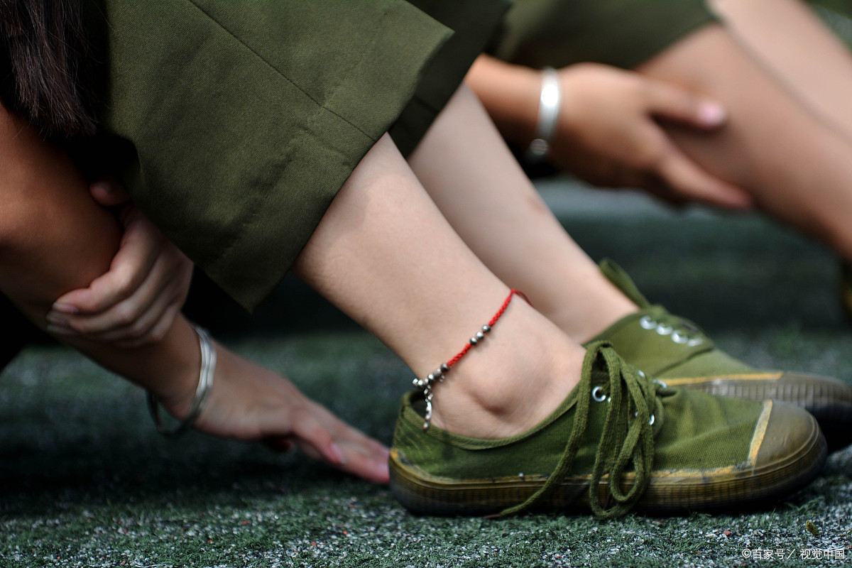 脚女兵赤脚训练女兵脚臭吗女大学生军训袜脚胶鞋漏脚趾头图片军训脱鞋