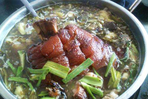 开胃暖身的扎佐酸菜蹄膀火锅必须约起呀!