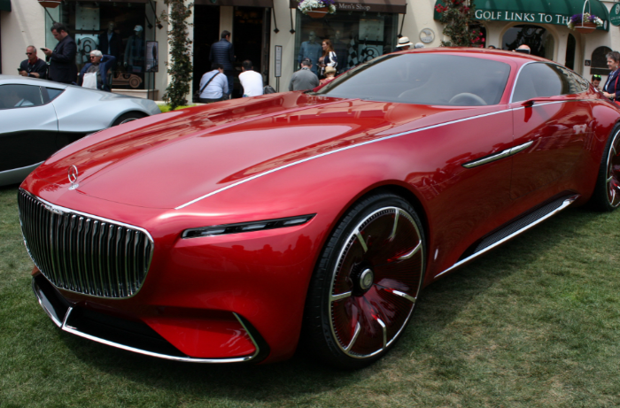 新车前脸采用了大尺寸的直瀑式前进气格栅,经过镀铬处理后给人感觉