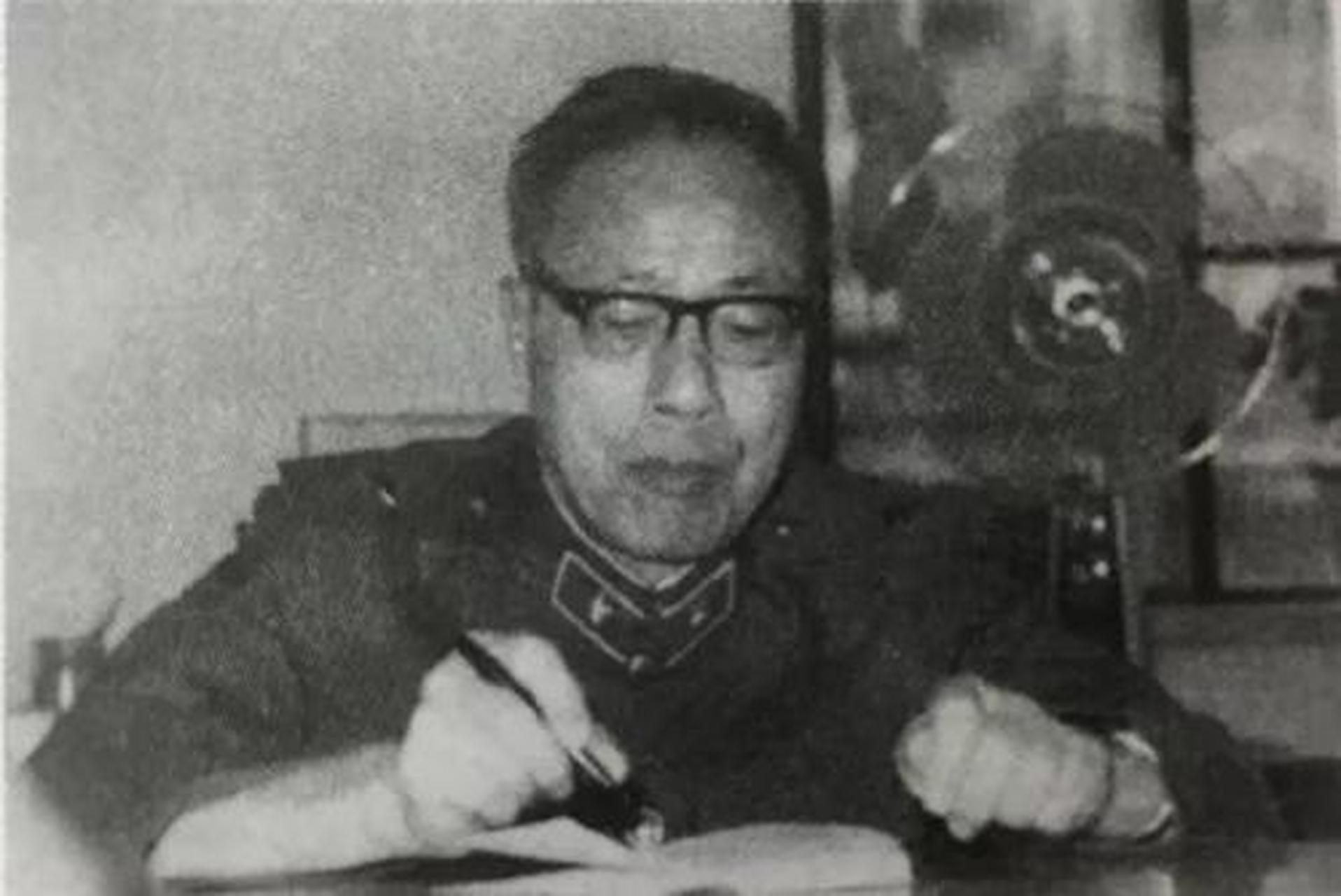 1963年研制出国际领先的纳秒脉冲采样示波器.