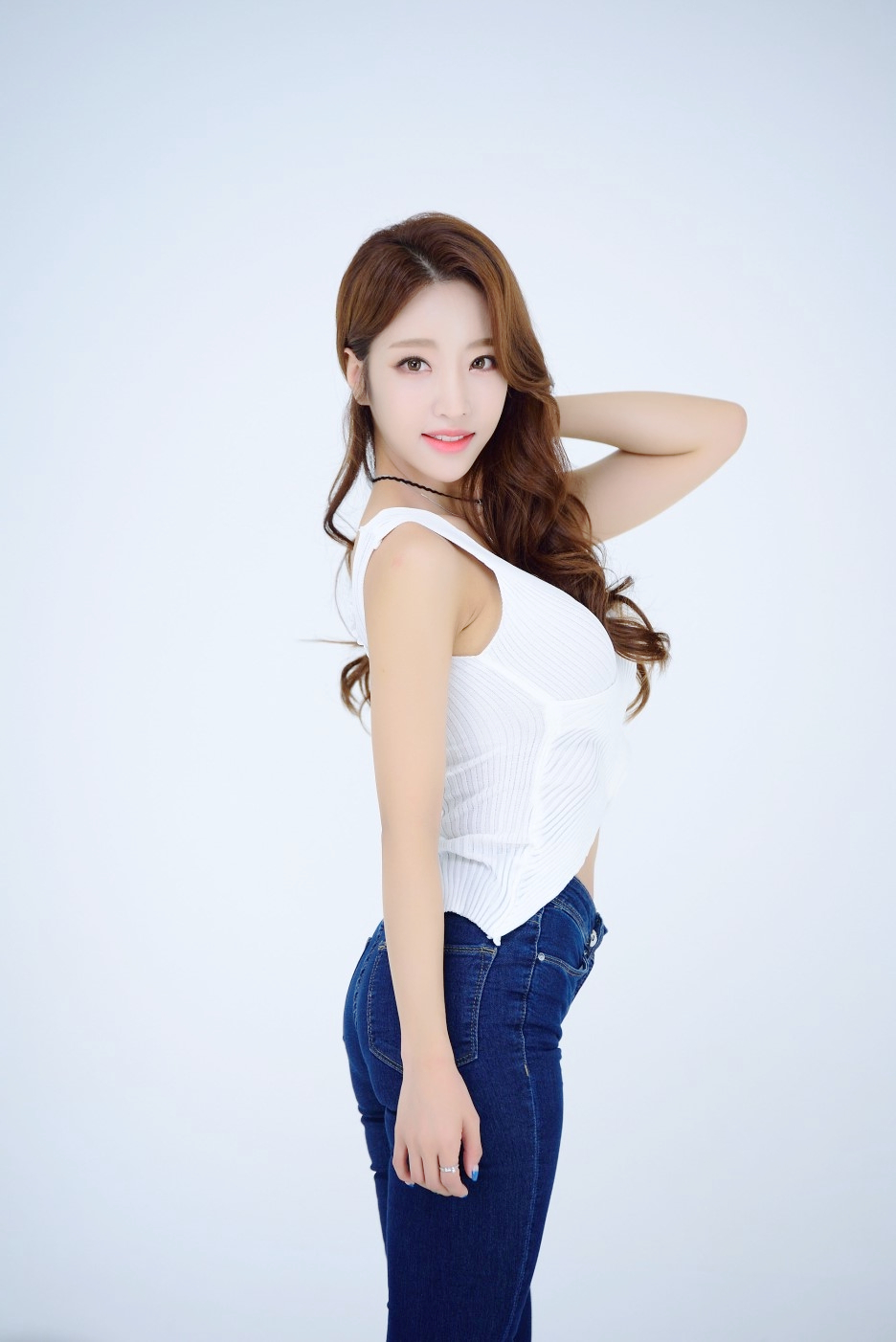 影棚镜头下的一个气质美丽长发微笑美女