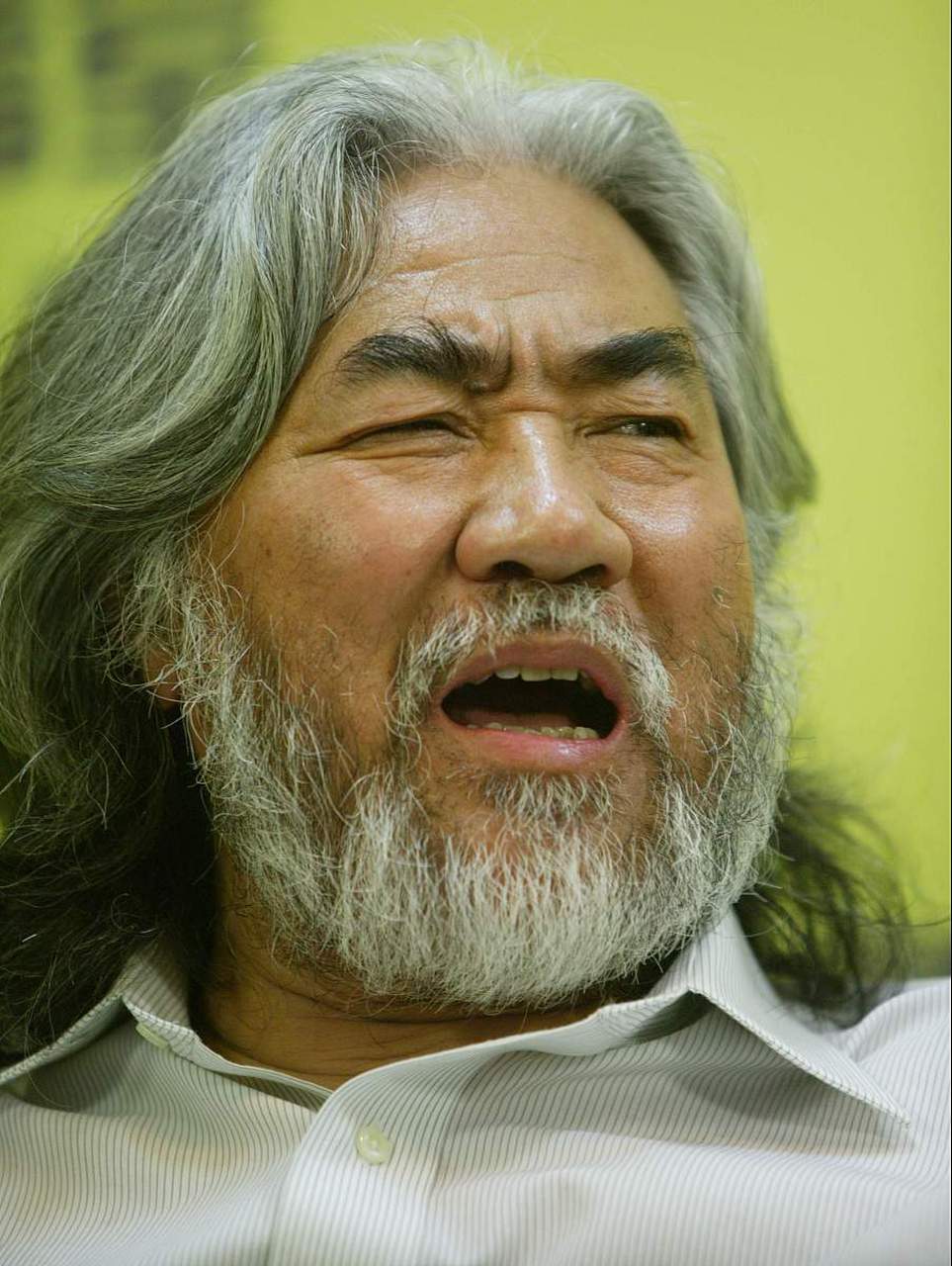 5月10日,有网友问张纪中的小娇妻杜星霖敢不敢把张纪中的胡子剃了,她