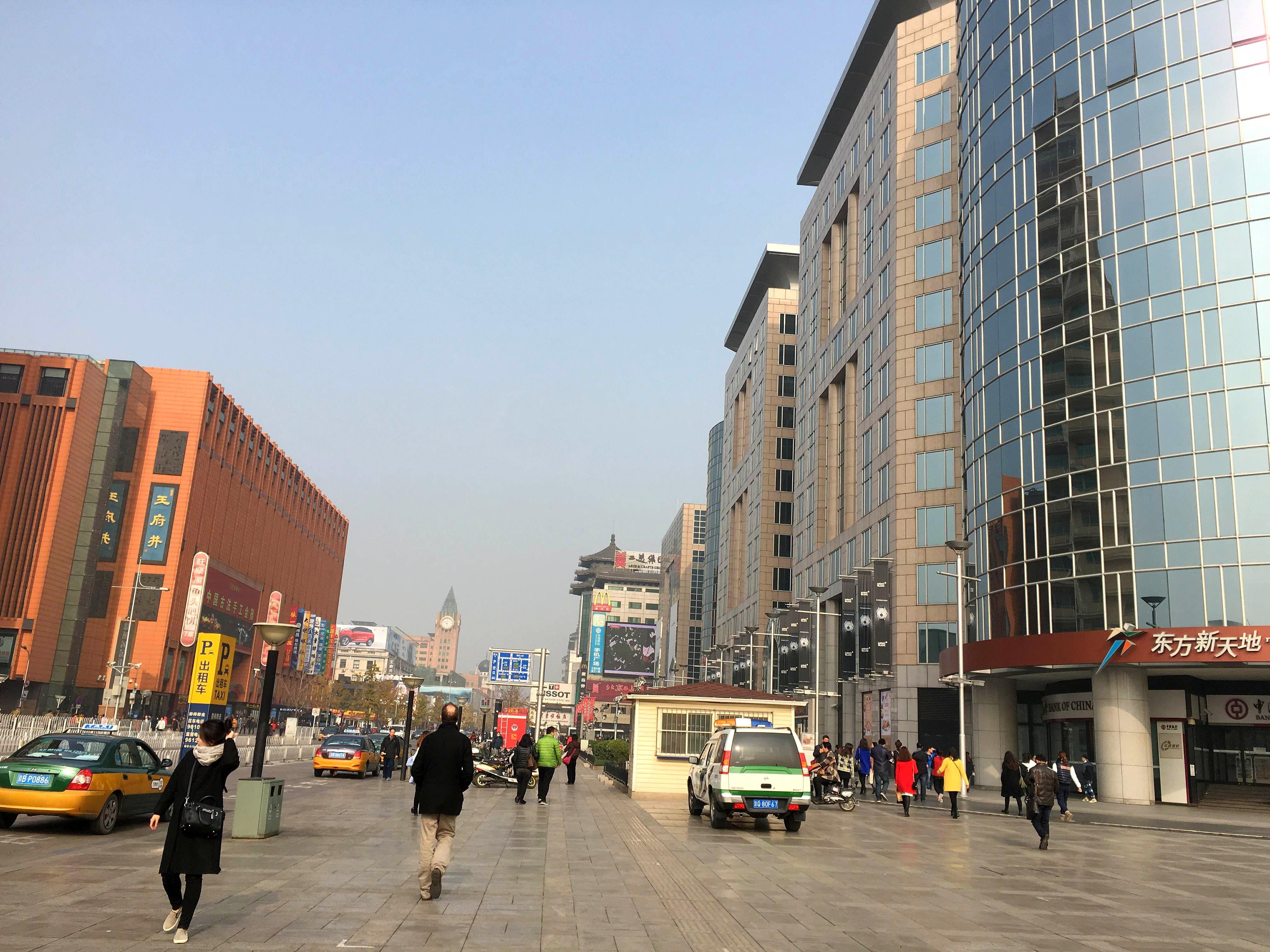 来到北京城,逛逛百年金街王府井,去体验21世纪的北京商业大潮