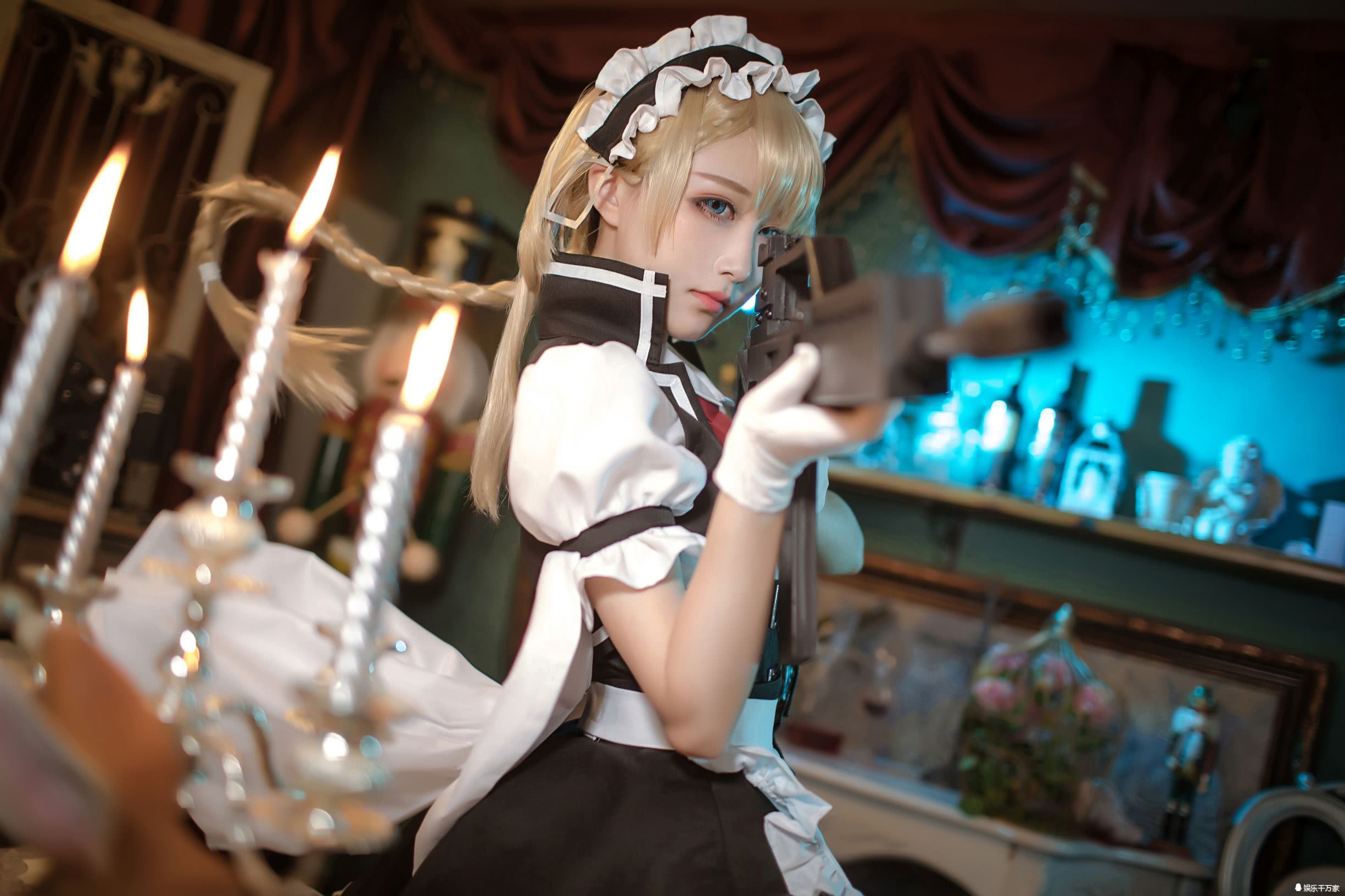 黑色渔网袜和女仆装,你更喜欢那一个