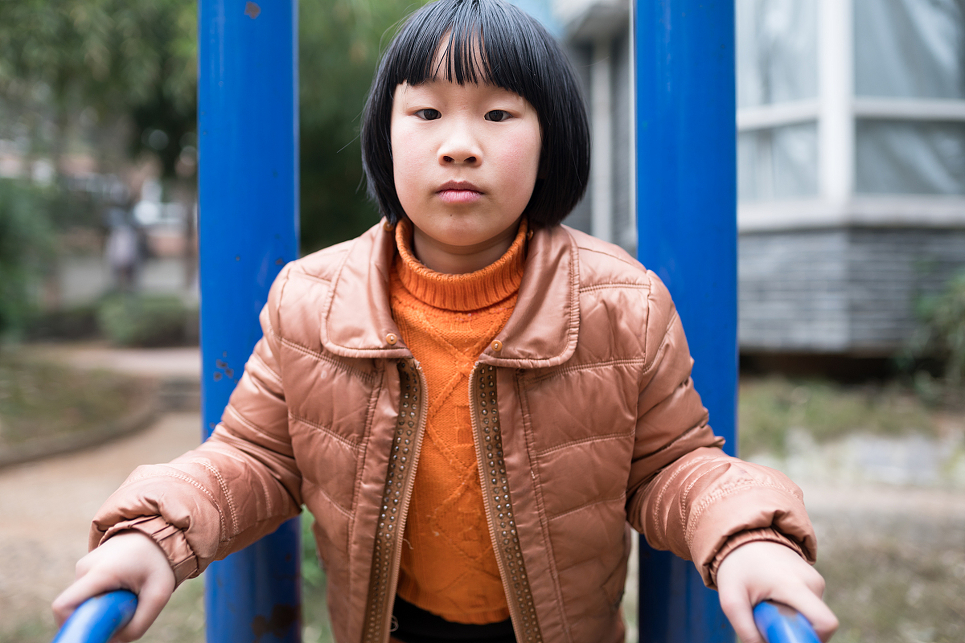 小青年因家庭困难娶了一位智障女孩,但婚后发现女孩行动不便且智力低