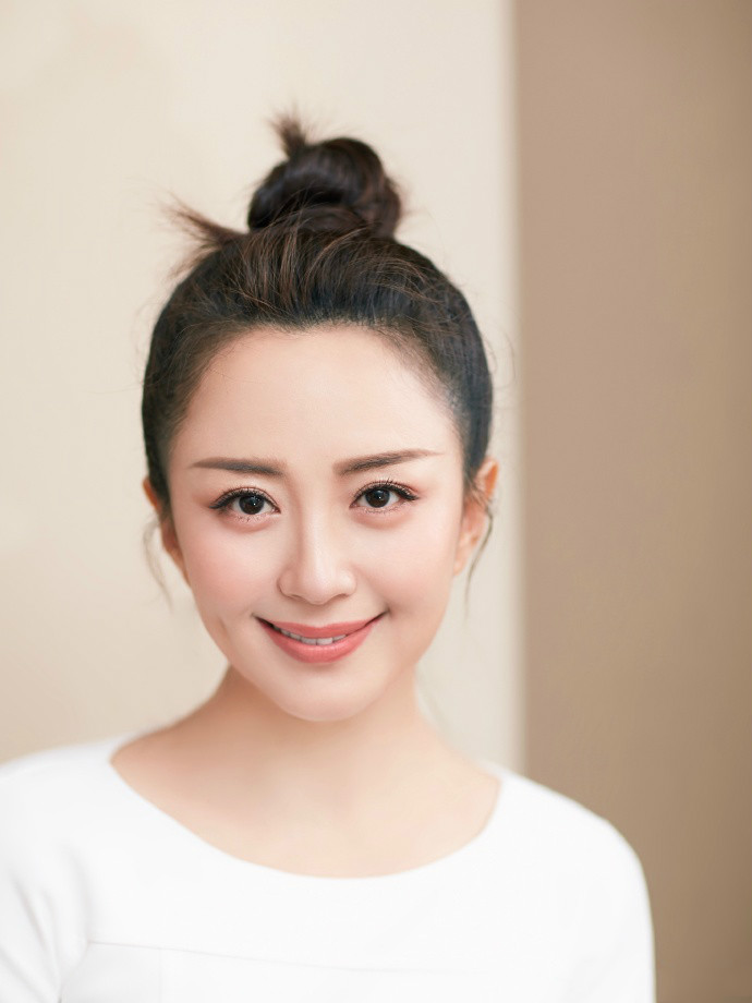 杨童舒难得为拍照打扮一次!44岁扎丸子头,中年阿姨变氧气美少女
