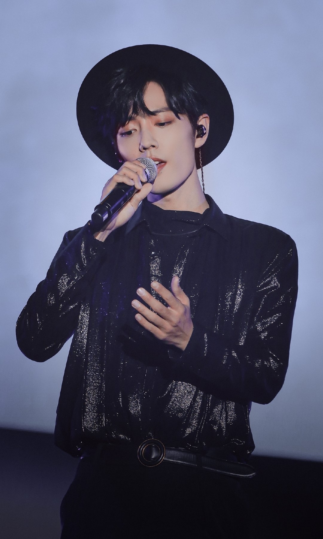 肖战泰国行4组造型,gucci高雅,balmain霸气,骑士装的绅士绝a