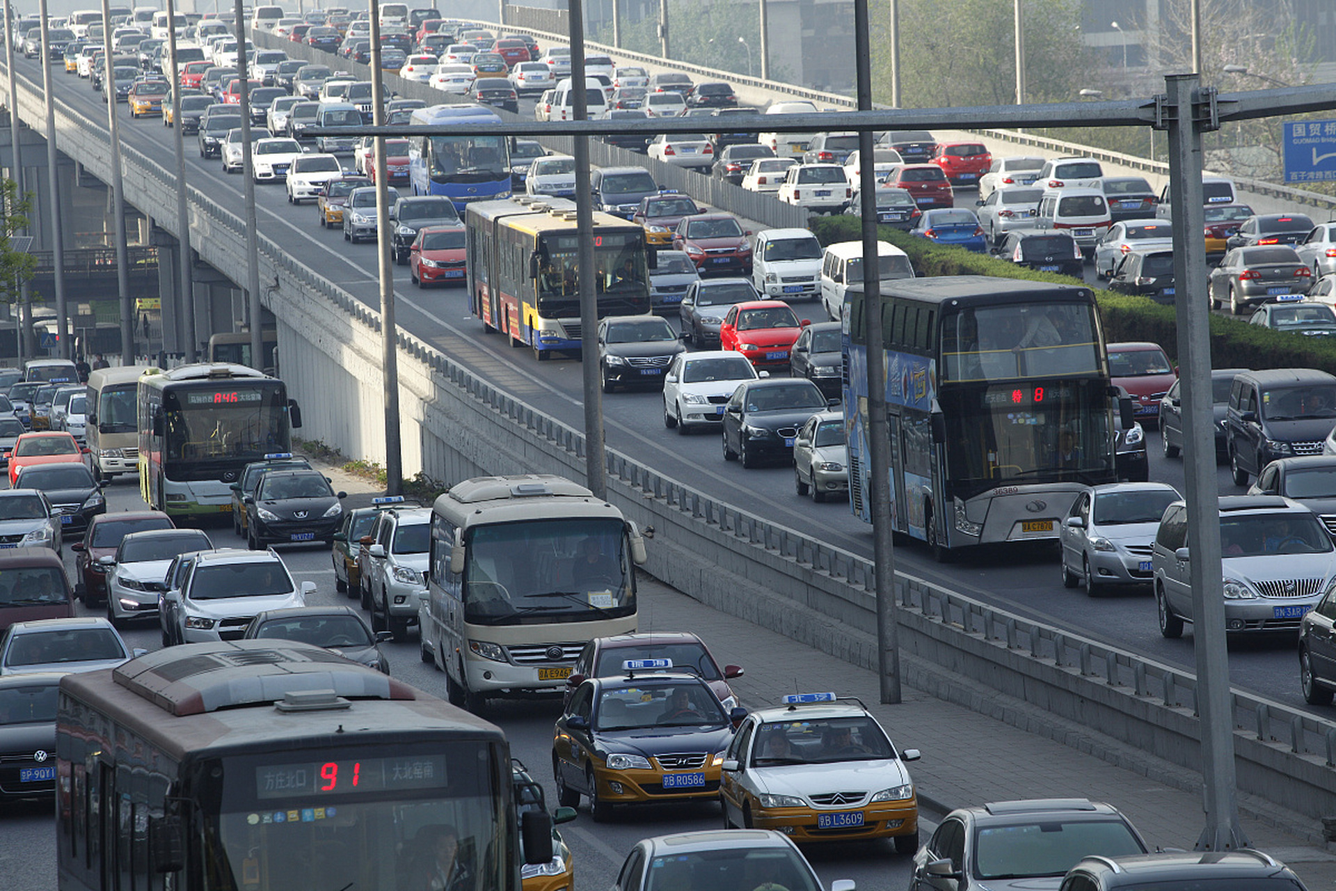 北京拥堵最大原因是规划不合理,一个大院边长1-2km,所有车辆只能绕着