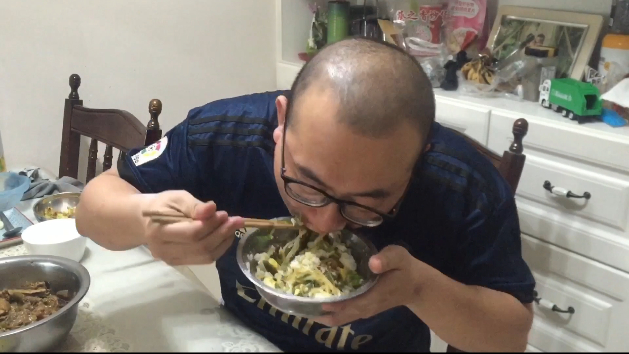 土豆丝海带丝,炒鸡,卷心菜丝,一起拌饭吃,大伟吃一盆饭菜,香