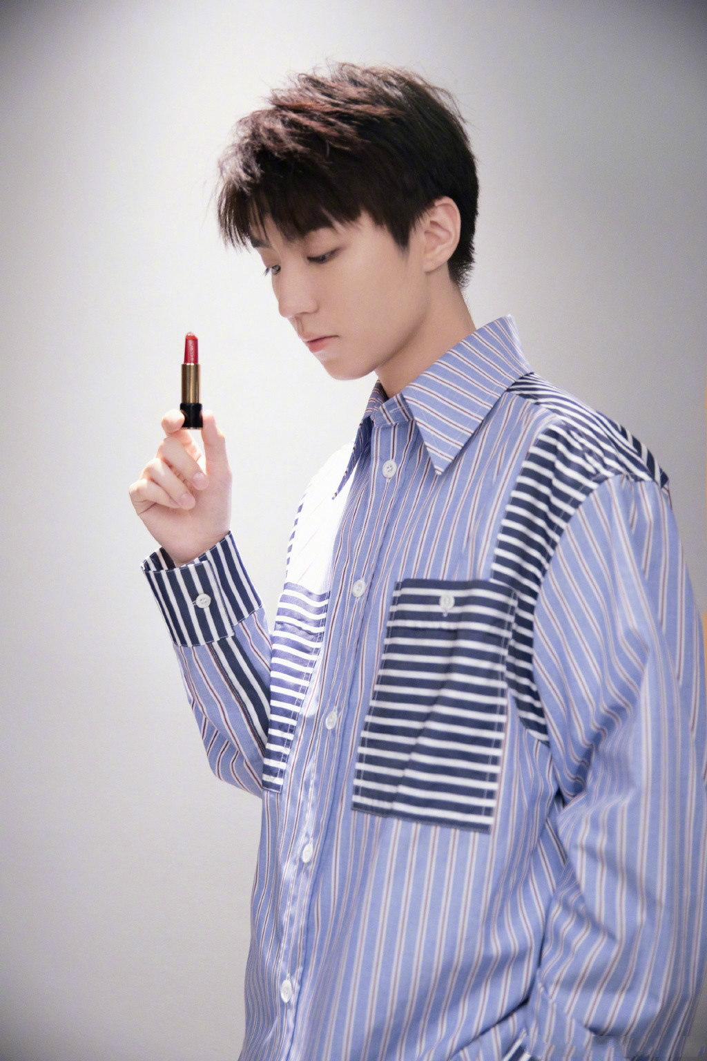 20岁王俊凯衬衣配黑裤,翩翩少年手牵白马,这是要变王子的节奏啊