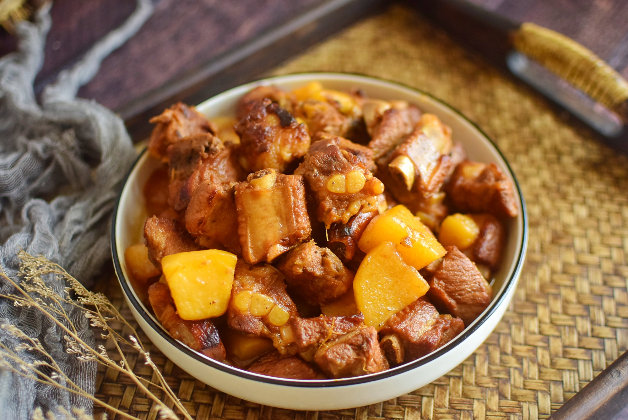 中秋家宴必做的土豆烧排骨,满屋飘香,色泽诱人,我只用了这2招