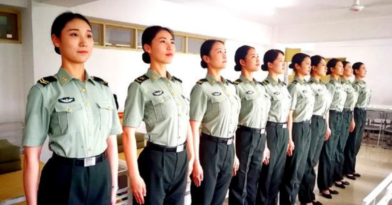 中国女兵加入礼兵仪仗队,176的身高配高跟皮鞋,颜值世界第一