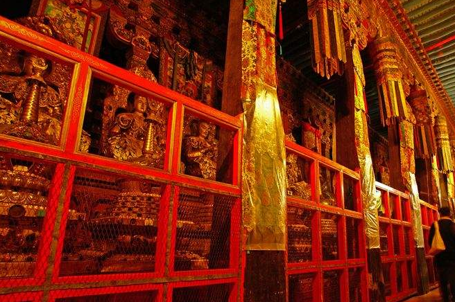 布达拉宫连柱子都是黄金做的,共耗32吨黄金?藏民:金子不算啥!
