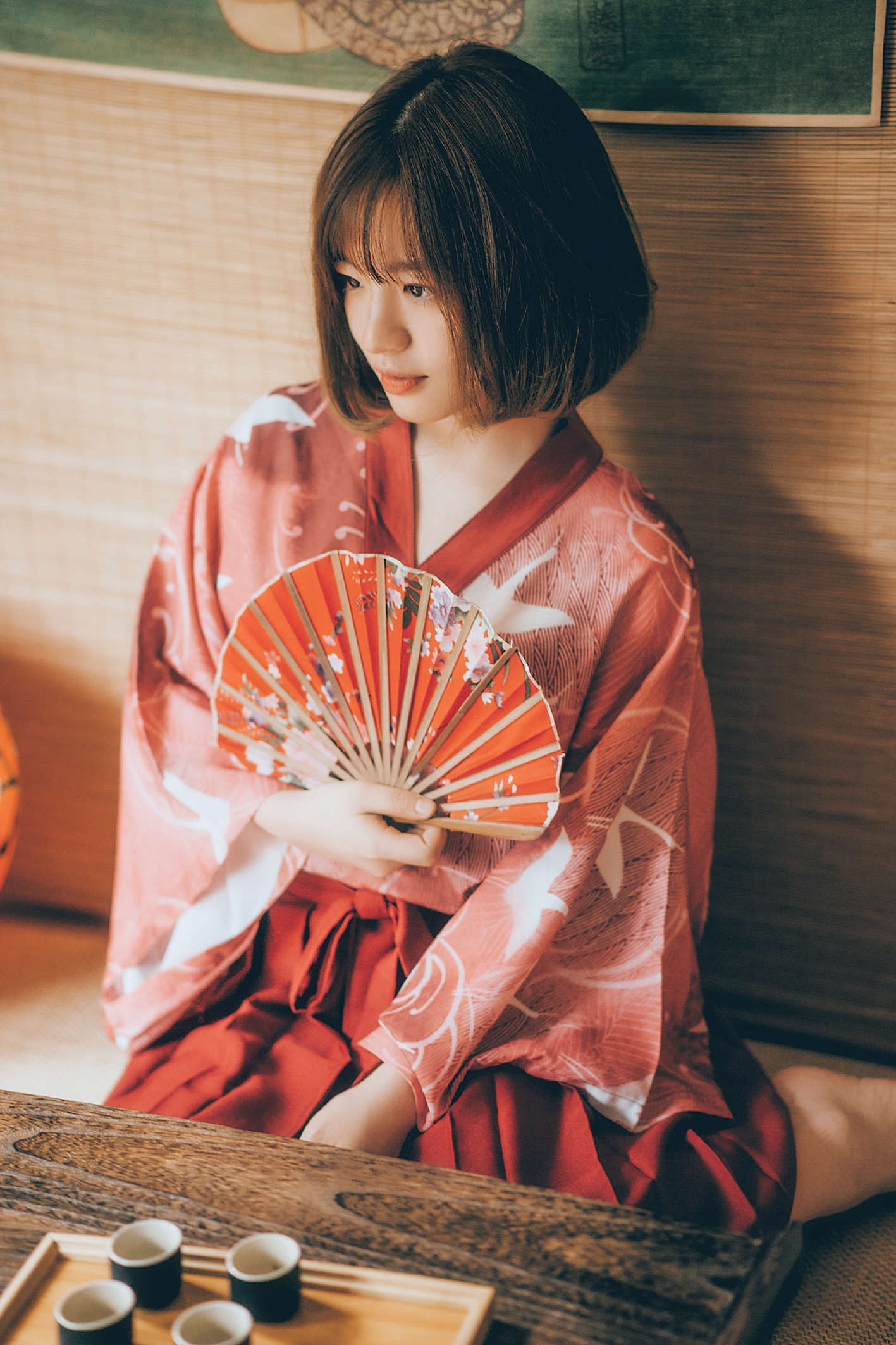 一个热爱茶艺的清秀短发美女