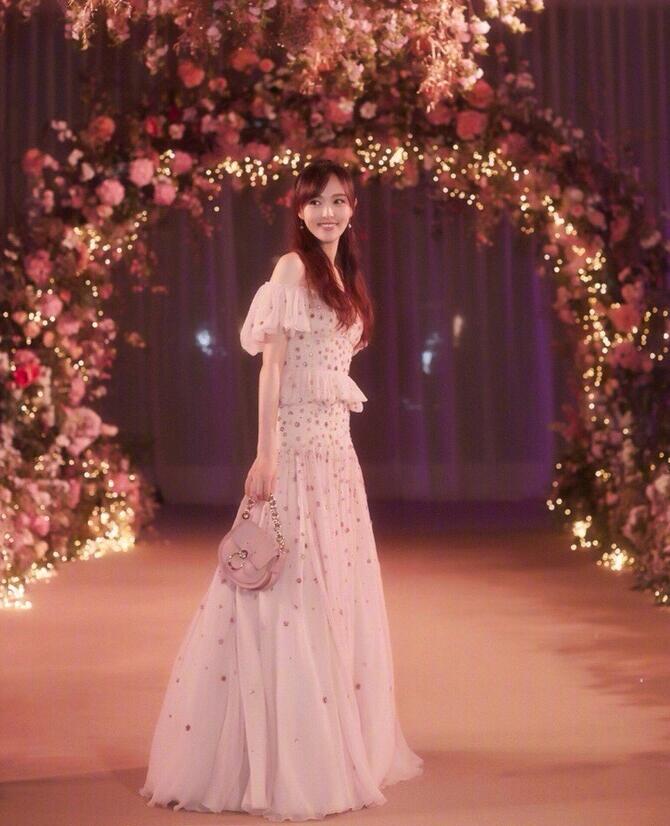 唐嫣的梦幻婚礼如童话,穿花费5600个小时打造的婚纱是真公主!