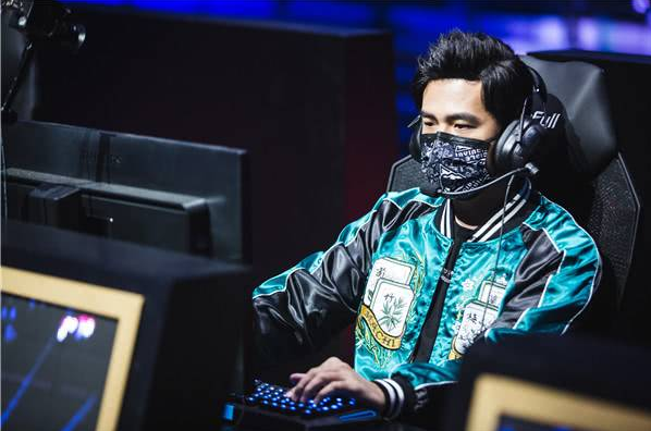 周杰伦万圣节现身日本,变装成加藤引轰动,与粉丝亲切互动