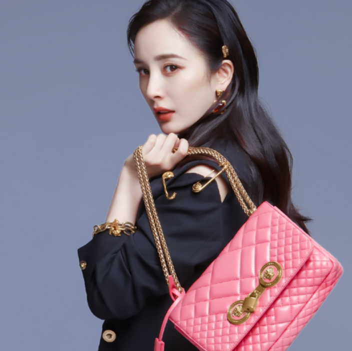 杨幂成为范思哲中国代言人,黑色套装配粉色手拿包,酷劲十足!